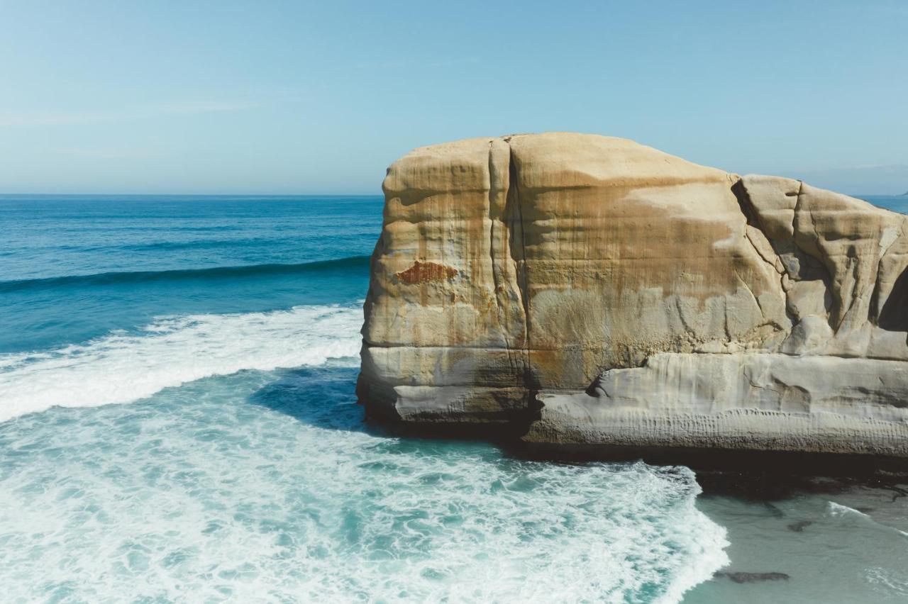 Ebb-Dunedin Dış mekan fotoğraf The rock formation at the beach