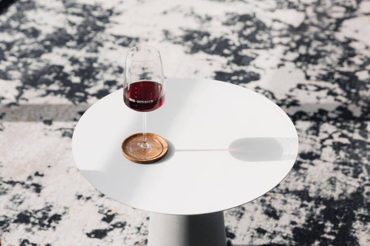 Ebb-Dunedin Dış mekan fotoğraf A wine glass coaster