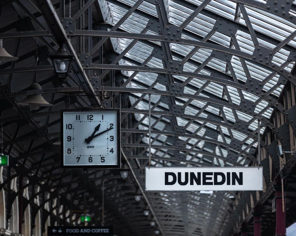 Ebb-Dunedin Dış mekan fotoğraf The clock at Dunedin railway station