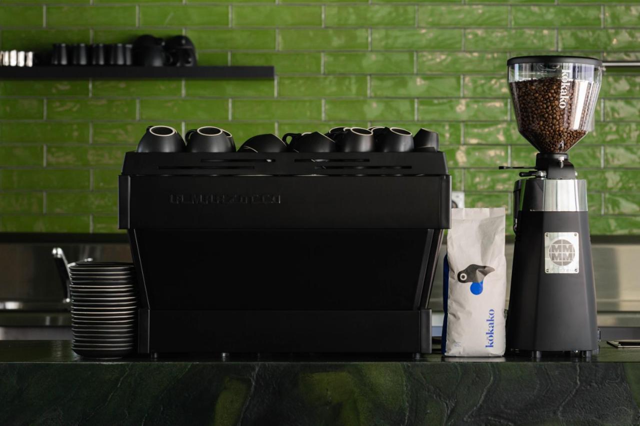 Ebb-Dunedin Dış mekan fotoğraf A coffee machine