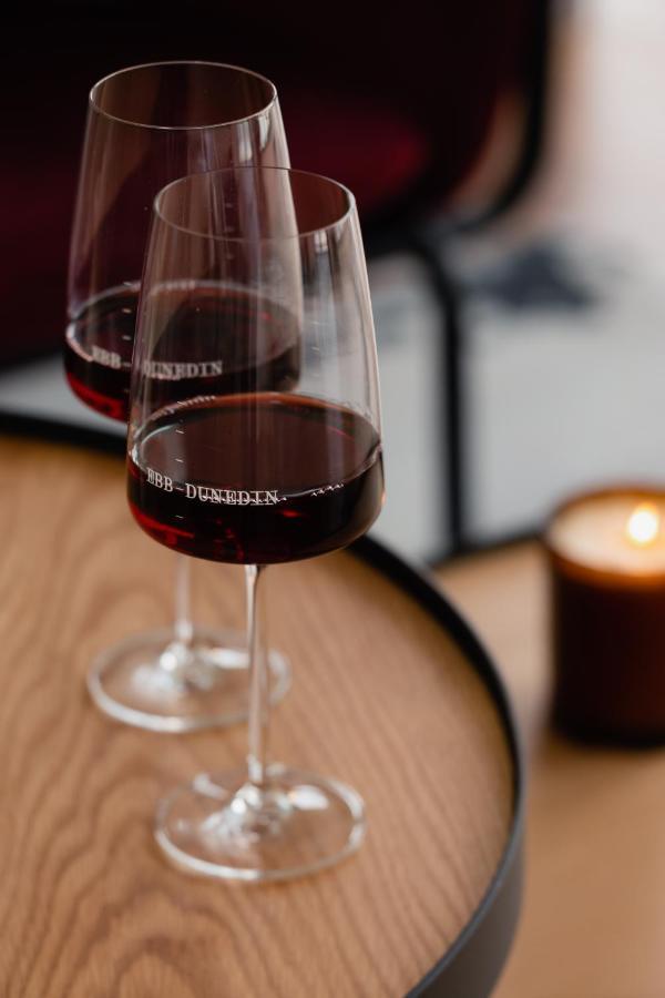 Ebb-Dunedin Dış mekan fotoğraf A glass of red wine