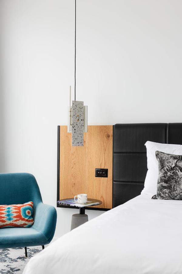 Ebb-Dunedin Dış mekan fotoğraf A pendant light