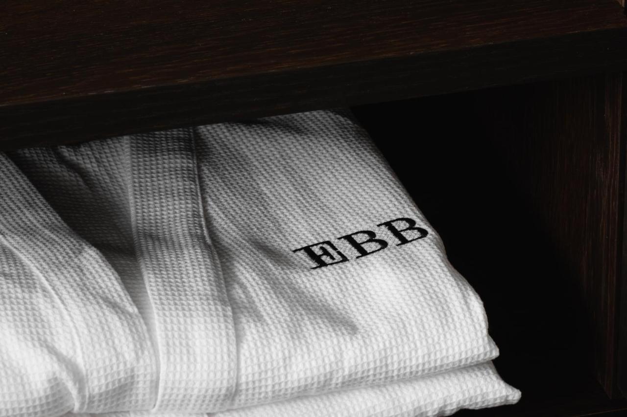 Ebb-Dunedin Dış mekan fotoğraf A bathrobe