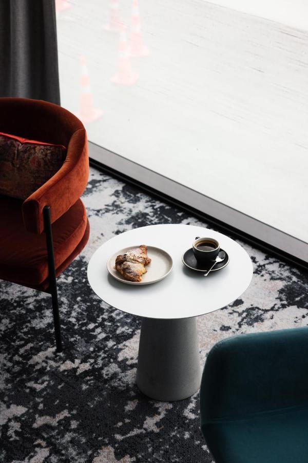 Ebb-Dunedin Dış mekan fotoğraf A coffee table with a coffee cup and a pastry